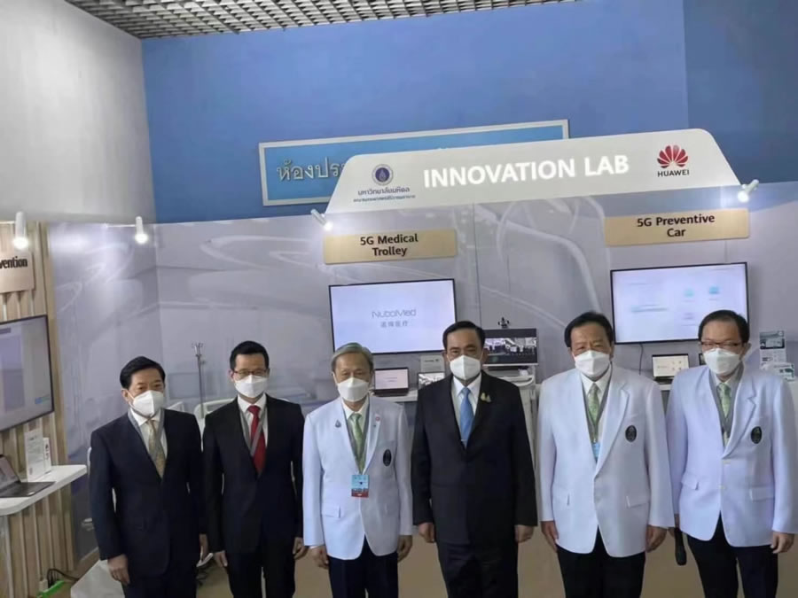 泰国总理参观索诺星SonoStar无线掌超和5G医疗系统，仔细听取了讲解观看了演示，给予高度的评价